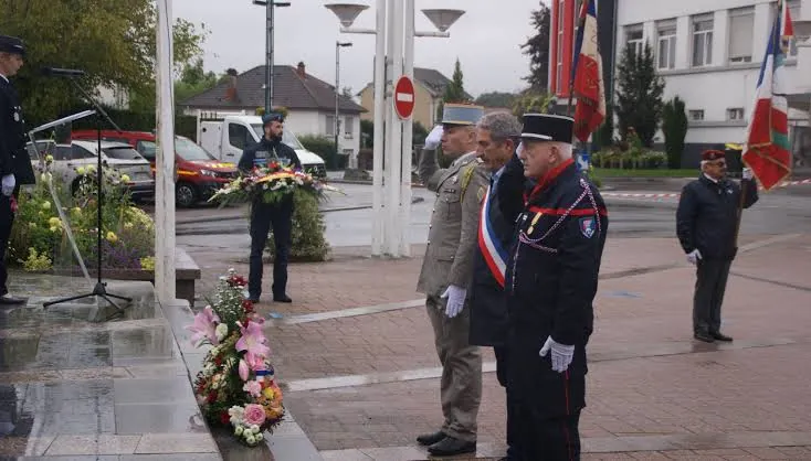 Porte-drapeaux et élus pendant la cérémonie de la Libération à Golbey