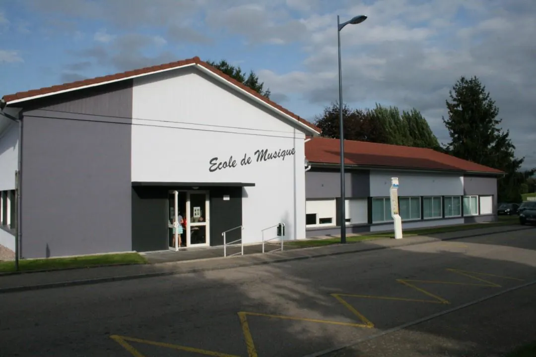 Façade de l'École de musique de Golbey vue depuis la rue