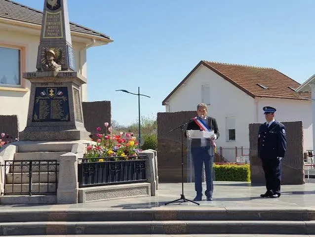 Monument aux morts de Golbey pendant une cérémonie commémorative