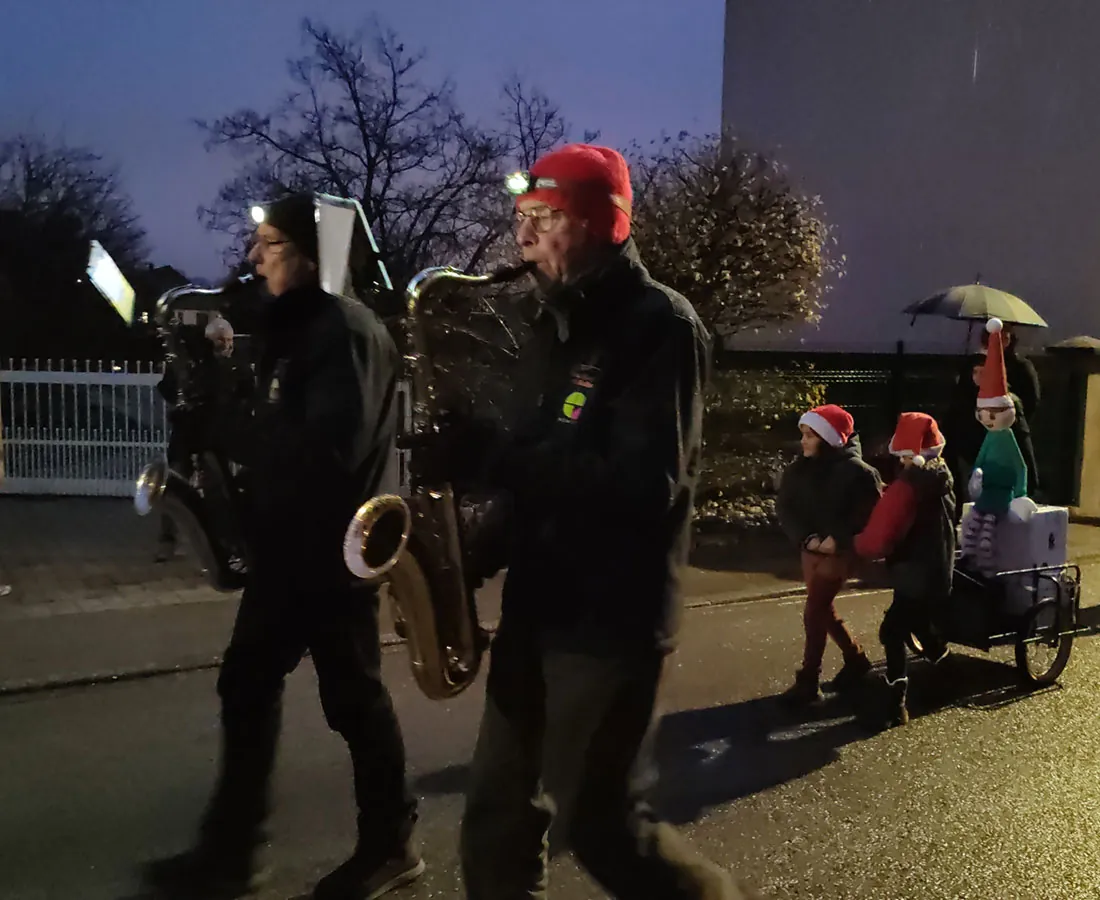 Pupitre de saxophones — parade de Noël à Golbey