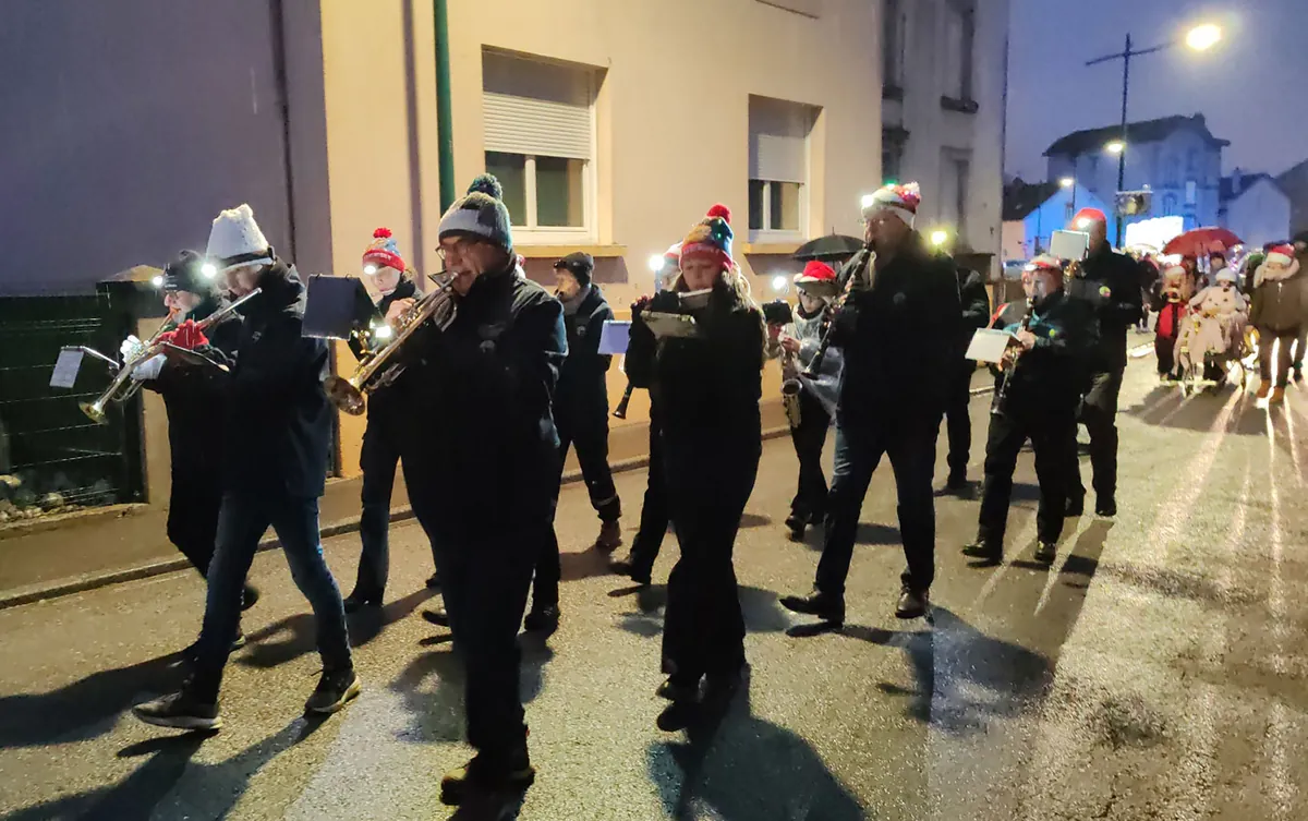Trompette, clarinette et saxophone — parade de Noël à Golbey
