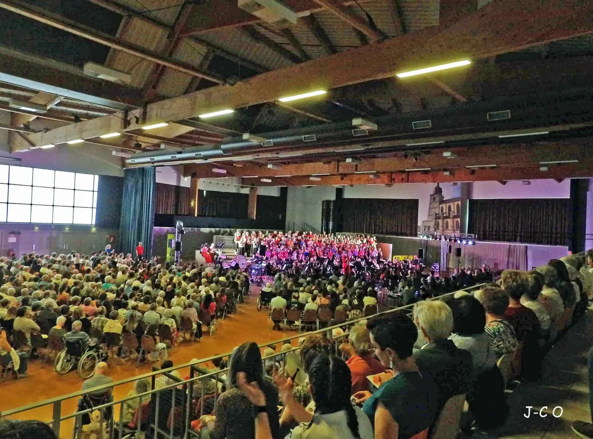 Salle du Palais des congrès de Remiremont remplie de public