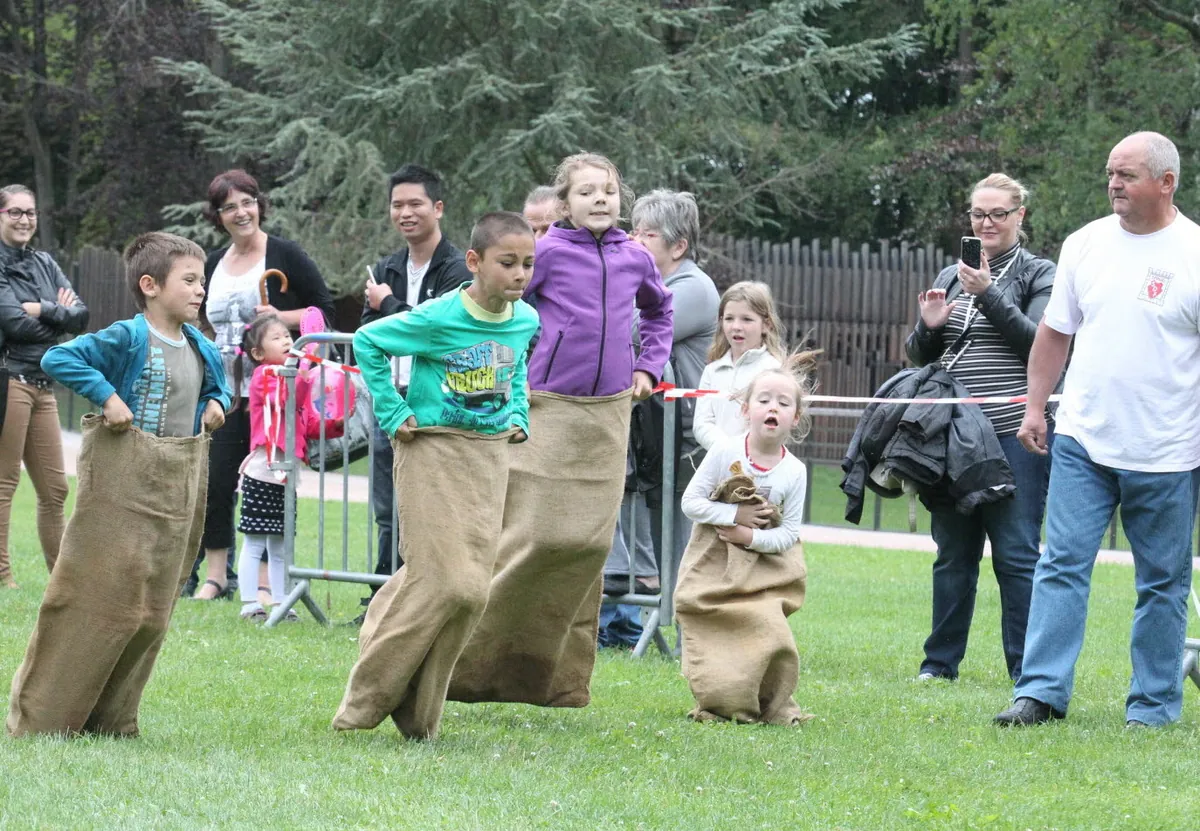 Course en sac organisée lors d'une animation de la Société des fêtes d'Épinal