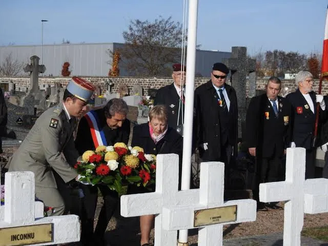 Dépôt de gerbe au monument aux morts pendant la cérémonie du 11-Novembre à Golbey