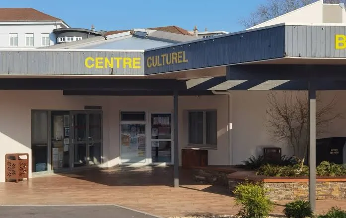 Entrée du Centre culturel de Golbey avec enseigne au-dessus de la façade