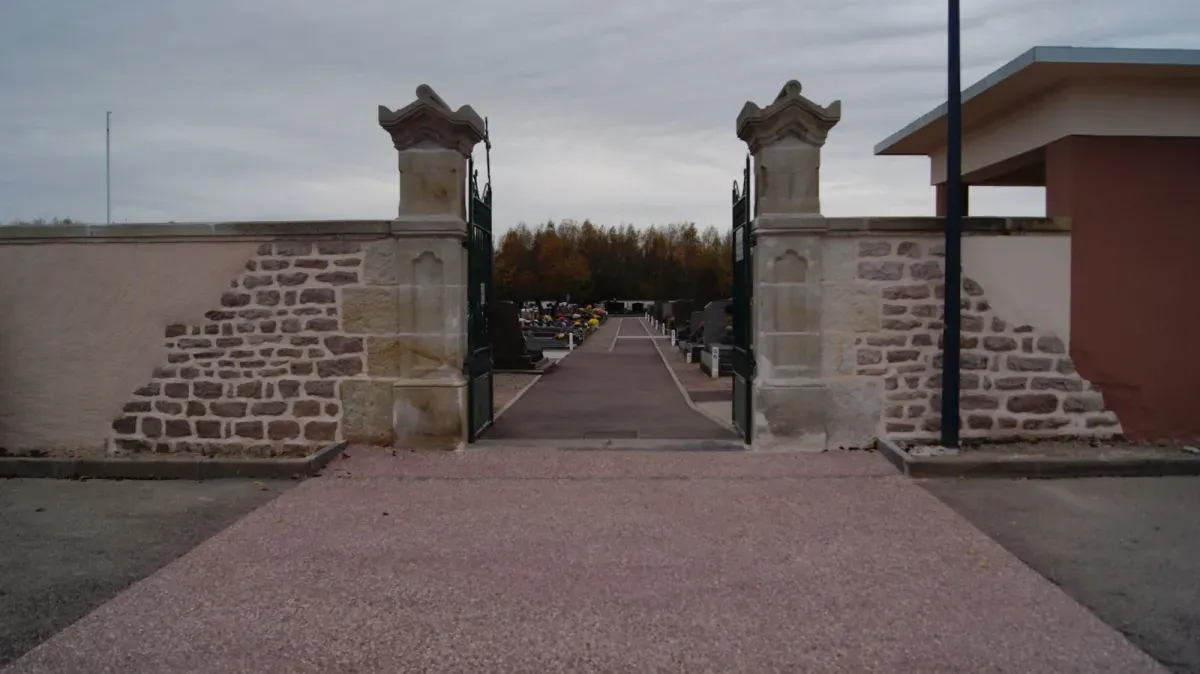 Entrée principale du cimetière de Golbey avec portail en pierre