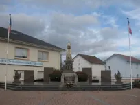 Monument aux morts de Golbey et place environnante vus de face