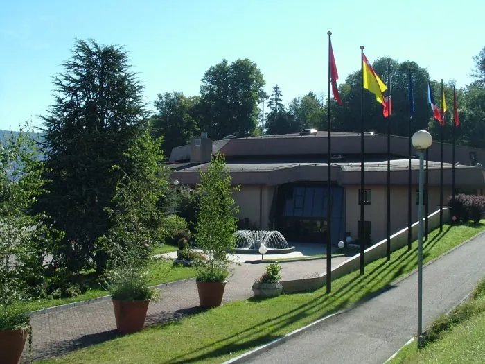 Palais des congrès de Remiremont vu depuis le parc extérieur