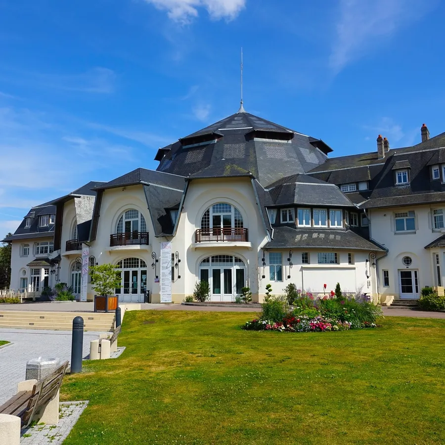 Façade de la Rotonde de Thaon-les-Vosges et pelouse au premier plan