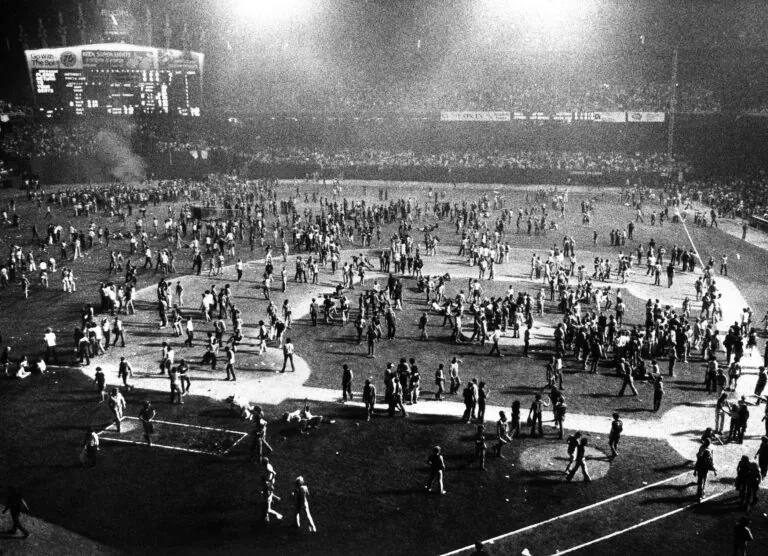 Foule envahissant le terrain de Comiskey Park lors de la Disco Demolition Night à Chicago en 1979