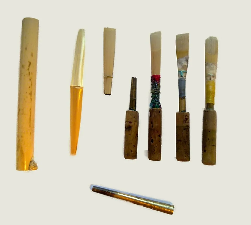 Différentes étapes de fabrication et d’usure d’une anche double de hautbois.