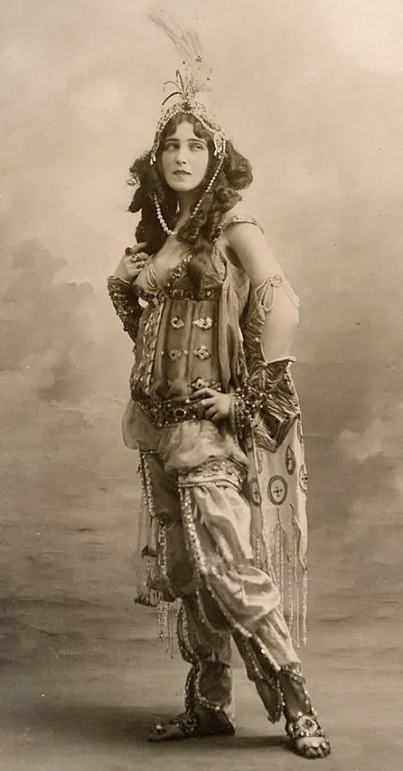 Ida Rubinstein en costume de scène en 1910.