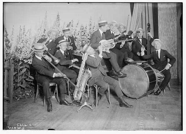 Photographie ancienne de l'orchestre d'Art Hickman, avec plusieurs musiciens et instruments, vers 1919-1920.