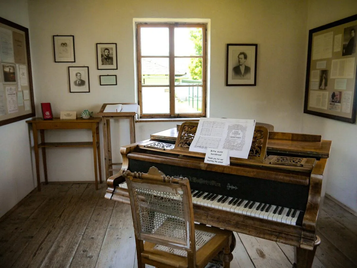 Vue intérieure de la petite maison où Gustav Mahler composait pendant ses séjours estivaux à Maiernigg.