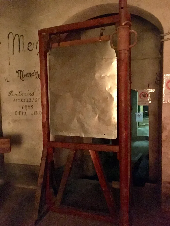 Machine à tonnerre composée d'une grande plaque métallique destinée à produire des grondements.