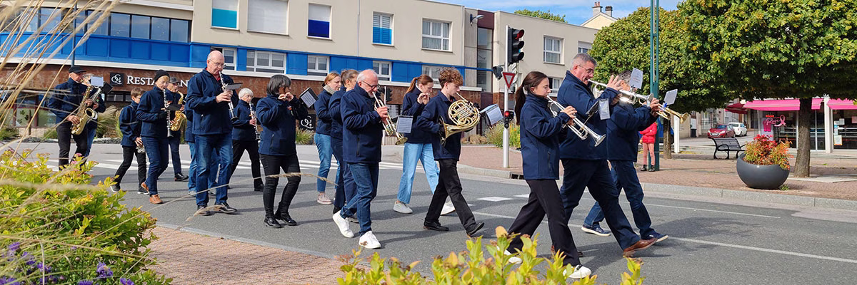L'orchestre d'harmonie de Golbey défile à la fête de la Sainte-Fleur 2024